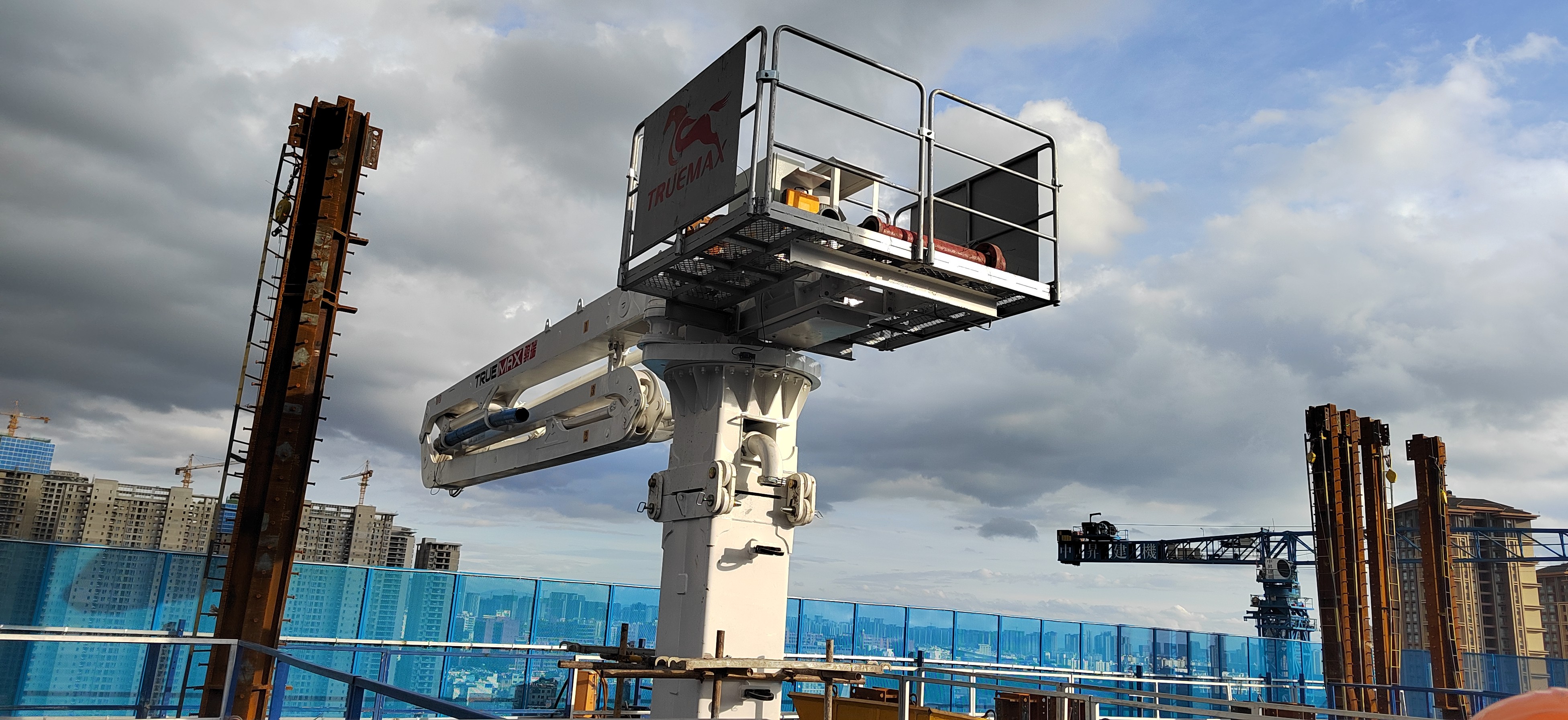 混凝土布料機(jī).jpg 混凝土布料機(jī).jpg